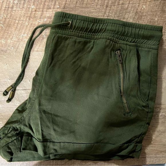 Women’s streetwear society army green shorts like new worn once! Size medium - Picture 6 of 6